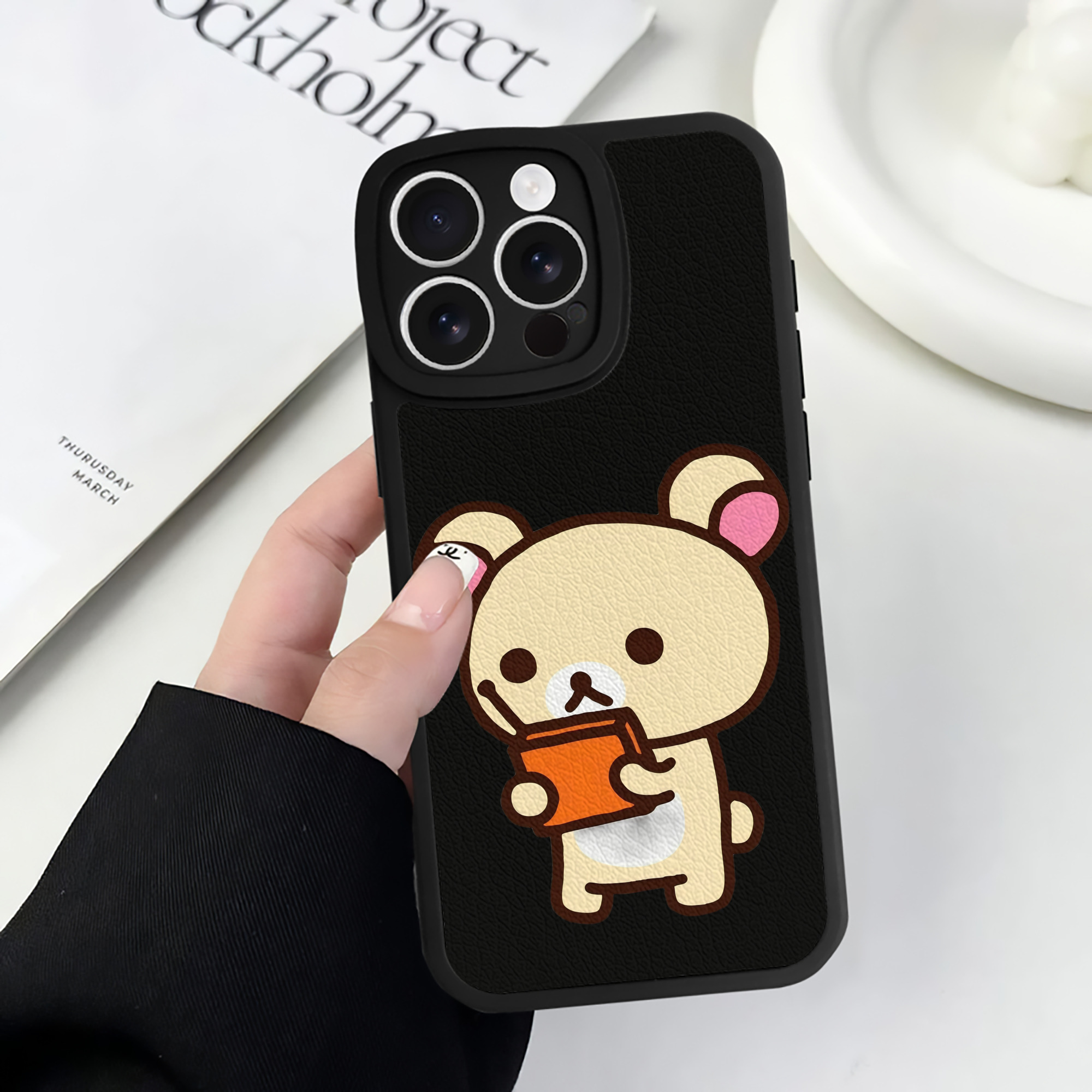 （画像用） リラックマ リラックマ キイロイトリ Rilakkuma Korilakkuma Kiiroitori 【iPhone 16シリーズ対応】シリコンスマホケース（レザー調） 材質：シリコン